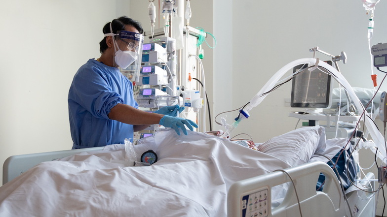 Pflegemitarbeiter kümmern sich auf der Intensivstation um Patienten mit Covid-19.
