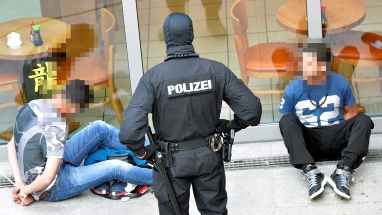Razzia am Wiener Platz in Dresden: Die Beamten suchen Drogen und überprüfen die Identität mehrerer Männer.