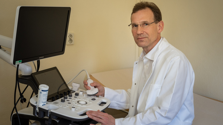 Für seine Praxis in Göda hat Dr. Johannes Kochan auch ein modernes Ultraschallgerät angeschafft. Damit kann er unter anderem Blutgefäße, Bauchorgane, Nieren und die Schilddrüse untersuchen.