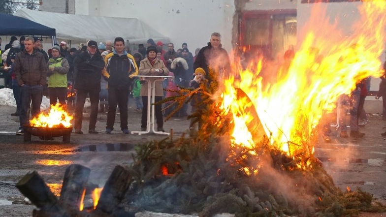 Zusammen mit den anderen werden die Bäume bei der Freiwilligen Feuerwehr Riesa-Stadt verbrannt.