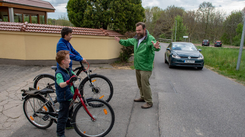 Sebastian Floch lässt seine Kinder Klaudius und Klemenz nicht mehr mit den Fahrrädern auf die Straße. Der Verkehr sei zu gefährlich.