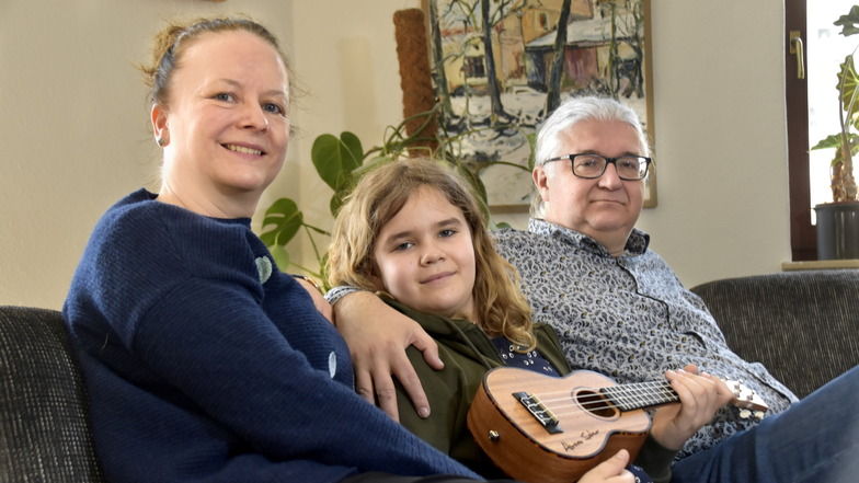 Stolze Eltern: Birke Tröger und Tilo Kießling mit Hans Tröger in der Mitte. Ein Video seines Auftritts bei "The Voice Kids" wurde allein auf der Internet-Plattform Tik Tok mehr als 700.000 Mal aufgerufen.