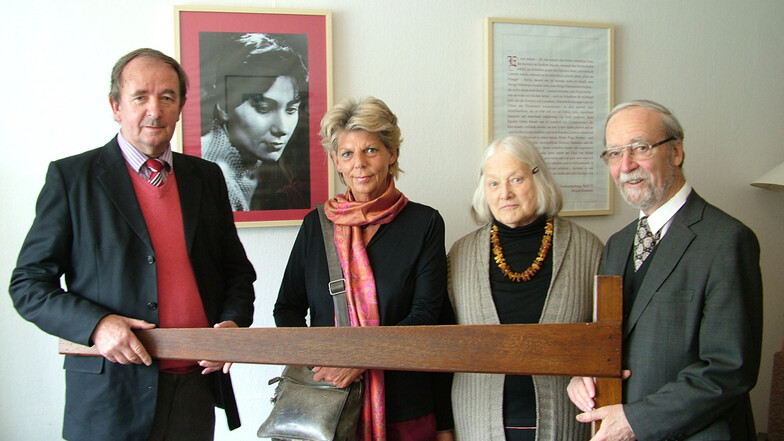 Hoyerswerdas Brigitte-Reimann-Begegnungsstätte hatte schon oft prominente Gäste: Lausitzhallen-Architekt Jens Ebert (links) und seine Frau Monika bei einem Besuch am 26. April 2014 (anlässlich 30 Jahren Lausitzhalle).