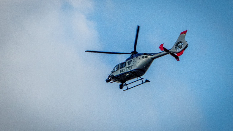 Ein Polizeihubschrauber im Einsatz, hier ein Symbolbild: Am Dienstag kam so ein Fluggerät am Berzdorfer See zum Einsatz.