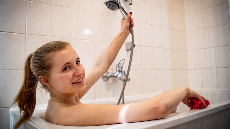 Saskia Grolp nimmt gern ein Bad - wie viele andere Menschen auch. Der Wasserverbrauch im Gebiet des Wasserverbandes Döbeln-Oschatz ist in neun Jahren um neun Prozent gestiegen.