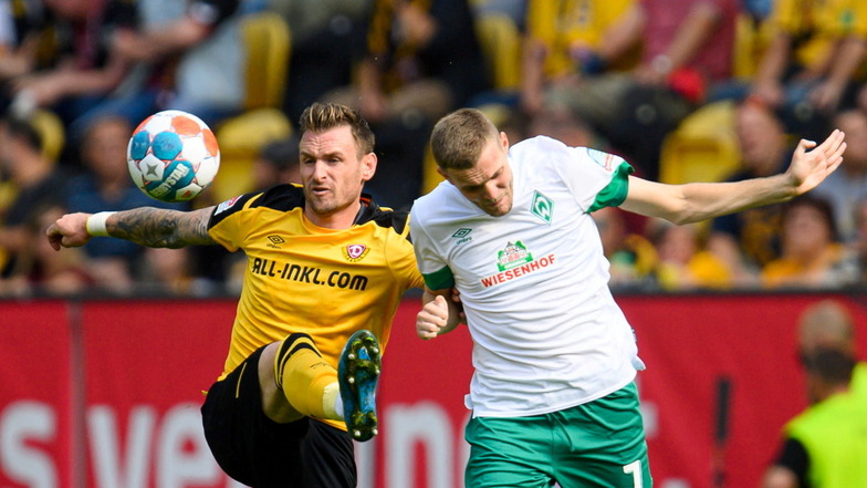 Dynamos Michael Sollbauer (l.) gegen Werders Marvin Ducksch dieses Duell gibt es wieder am 6. März, diesmal in Bremen.