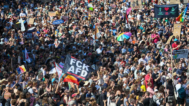 Mehr als zehntausend Menschen demonstrieren in Sachsen für Demokratie