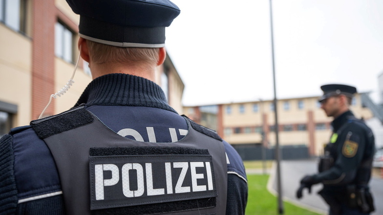Als Polizisten in Bautzen wegen verfassungswidriger Parolen im Einsatz waren, wurden sie von einem der Täter beleidigt.