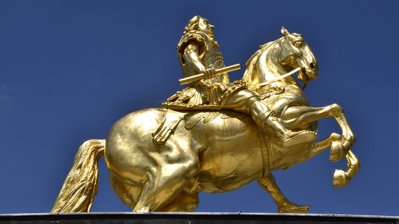 Auf den ersten Blick fehlt dem Goldenen Reiter nichts, bis auf sein Schwert an der linken Hüfte. Doch der Eindruck täuscht.
