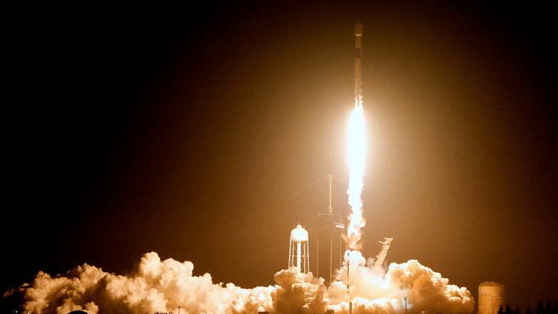 Die SpaceX Falcon 9-Rakete startete am frühen Donnerstag von einer Startrampe im Kennedy Space Center in Richtung Mond.