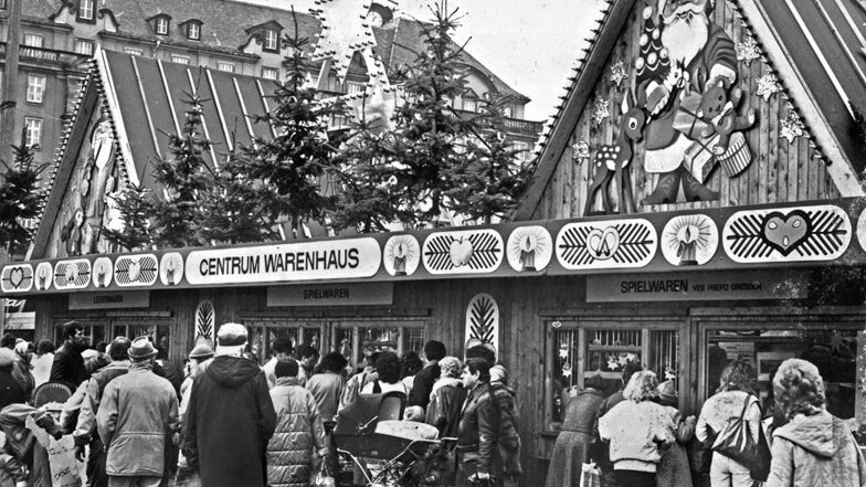 Wahrscheinlich Ende der 80er-Jahre: Ein Stand des CENTRUM-Warenhauses auf dem Striezelmarkt verkauft unter anderem Spielwaren.