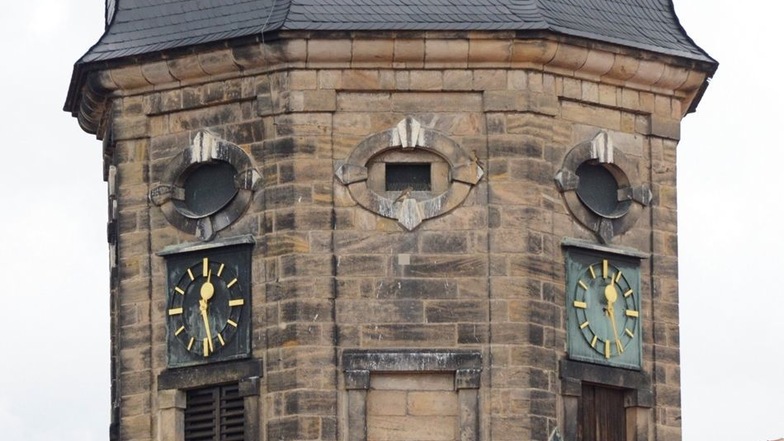 Zum Glück ist vom Busbahnhof aus der Kirchturm zu sehen. Der altehrwürdige Bau zeigt die Zeit korrekt.