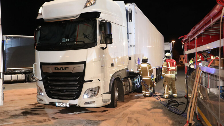 Nach einem Unfall auf der A4 bei Dresden ist der Kraftstofftank eines Lasters ausgelaufen.
