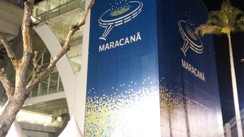Das Maracana ist Brasiliens Kultstätte, allerdings entweiht am 13. Juli 2014 durch einen deutschen Fußballer namens Mario Götze. Was der kahle Baum am Eingang soll? Offenbar ein Heiligtum. Vielleicht hat den mal Pelé angefasst.