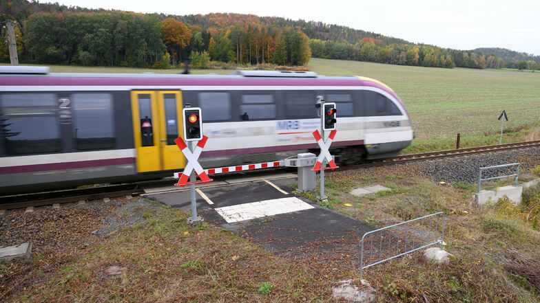 Ein Gitter steht an einem Bahnübergang in Kamenz für Radfahrer und Fußgänger mit einer automatischen Schrankenanlage. Der Radweg, der zum Übergang führen soll, existiert (noch) nicht.