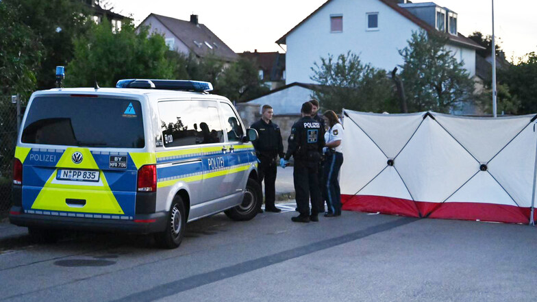 Polizei erschießt Messerangreifer in Ansbach: Passant rettet 17-Jährigen