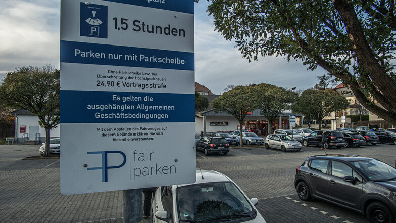 Parkscheibe nicht vergessen! Beim Penny-Markt neben dem Bautzener Bahnhof weisen Schilder darauf hin, dass der Parkplatz kontrolliert wird. Wer länger als anderthalb Stunden vor dem Markt steht, riskiert ein Strafgeld von fast 25 Euro.