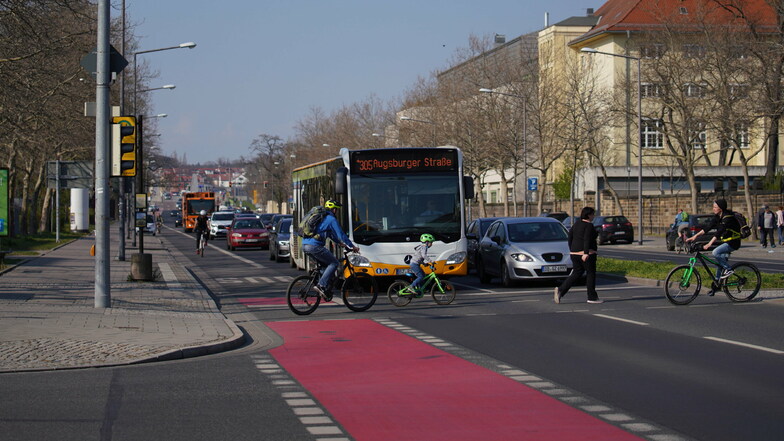 An vielen Stellen wurden auf Dresdens Straßen die Radwege rot markiert, wie hier in der Fetscherstraße. Dadurch sollen abbiegende Autofahrer auf Radfahrer aufmerksam gemacht werden.