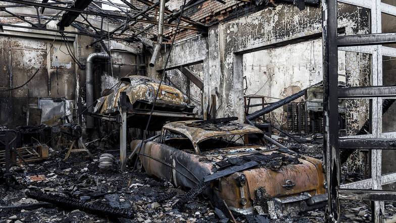 Die Feuerwehr schaffte es, den Verwaltungsbereich des Gebäudes samt Archiv zu retten. Die Oldtimer in einer Autowerkstatt wurden hingegen Opfer der Flammen.