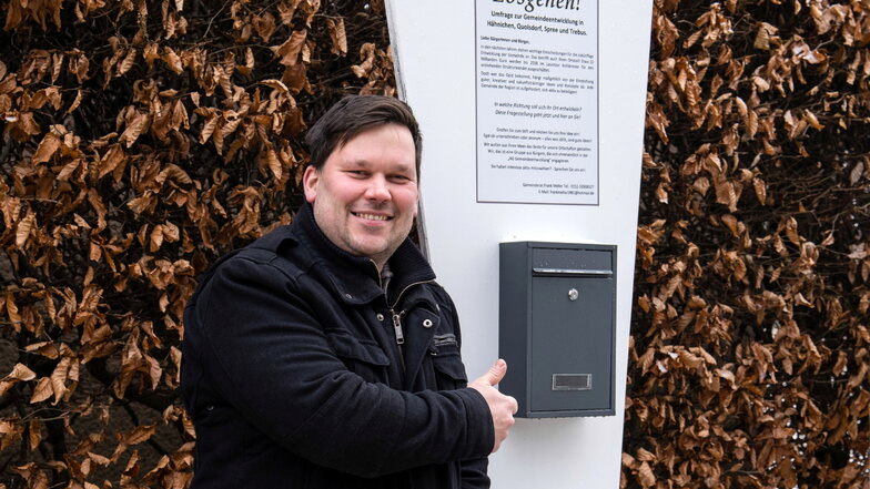 Der Gemeinderat Frank Meller beim Ideen-Briefkasten in Trebus an der Dorfstraße. Er ist Initiator einer Arbeitsgruppe, die sich mit der Zukunft der Gemeinde Hähnichen beschäftigt.