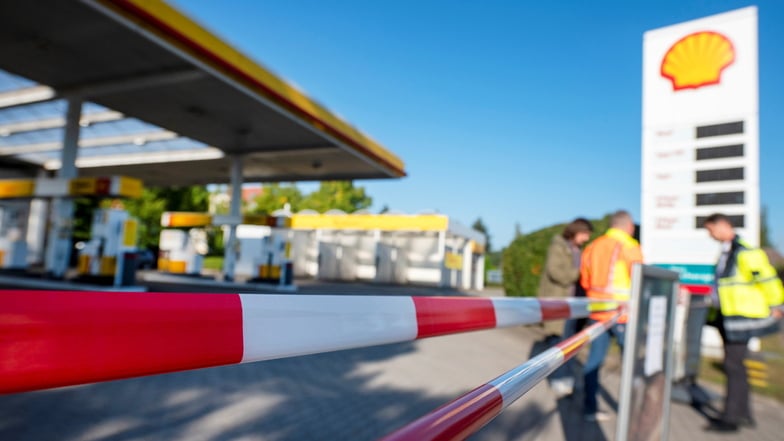 René Förster (m.), P+S-Geschäftsführer, und Olaf Lier (r.), Fachbereichsleiter, sprechen mit Reporter Martin Skurt über die aktuelle Baustelle an der Dresdner Straße in Coswig. Die Shell-Tankstelle ist ab dem Wochenende wieder geöffnet.