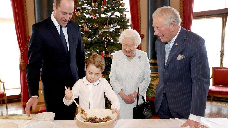 Vier Generationen der britischen Royals haben den weihnachtlichen Christmas Pudding im Buckingham-Palast zubereitet: Neben Königin Elizabeth II. (93) auch Thronfolger Prinz Charles (71), dessen Sohn William (37) und wiederum dessen Sohn George.