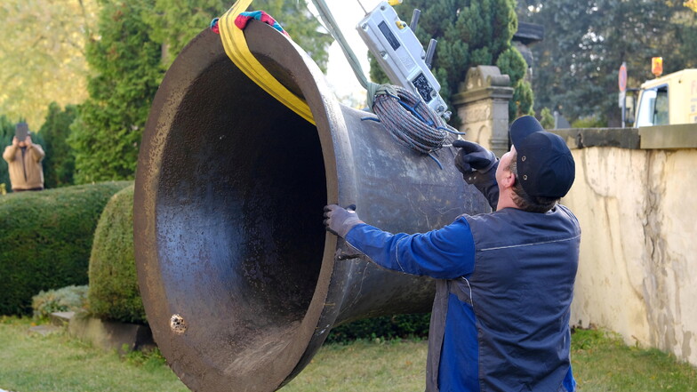 Es ist geschafft: Die große Glocken ist am Boden - eine Meisterleistung von Glockenbauer Jürgen Ehrlacher aus Crostau bei Schirgiswalde und die Männer der Spezialfirma Förster aus Friedersdorf bei Neusalza-Spremberg: