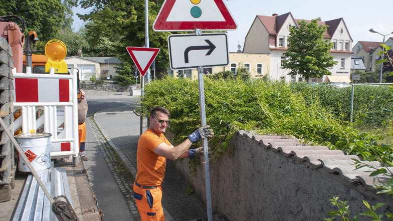 In Pulsnitz bringt der DSL-Ausbau ab Montag neue Verkehrseinschränkungen mit sich. Sven Füssel von der Firma Secutec stellt die entsprechenden Schilder auf.