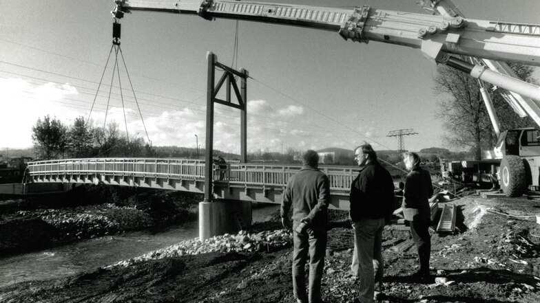 Die baulichen Veränderungen vor Beginn der Landesgartenschau waren enorm. Hier eine Aufnahme von der Montage einer der zwei Brücken über die Mandau.