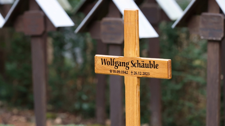 Dieses Kreuz kennzeichnete am Rande der Trauerfeier für Wolfgang Schäuble Anfang Januar 2024 die Grabstätte auf dem Friedhof.