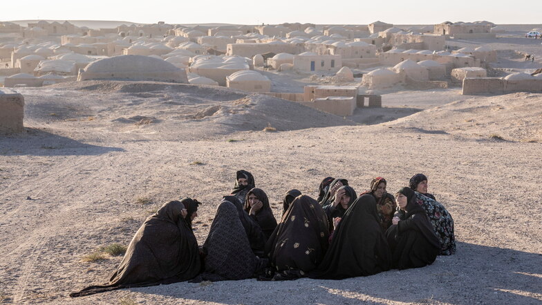 Afghanische Frauen trauern nach einem Erdbeben im Bezirk Zenda Jan in der Provinz Herat im Westen Afghanistans um Angehörige, die ums Leben gekommen sind.