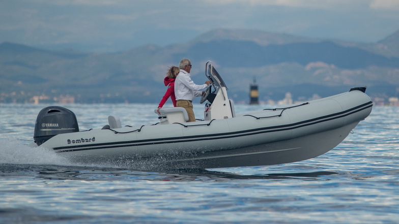 Das Sunrider 650 ist ein RIB der französischen Marke Bombard. RIB steht für Rigid-hull Inflatable Boat, also Festrumpf-Schlauchboot. Bei diesem Modell ist der Rumpf aus Glasfaser. Das 6,35 Meter lange Boot trägt bis zu 13 Personen. Preis ohne Motor und Trailer:   ab 21.695 Euro. Ein 100-PS-Außenbordmotor kostet weitere 12.000 Euro.