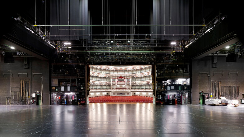 Die Bühne, wie sie sonst nur die Theaterleute sehen: „Semper Oper Dresden V 2023“ Inktjet print, 180 mal 283,5 cm groß.