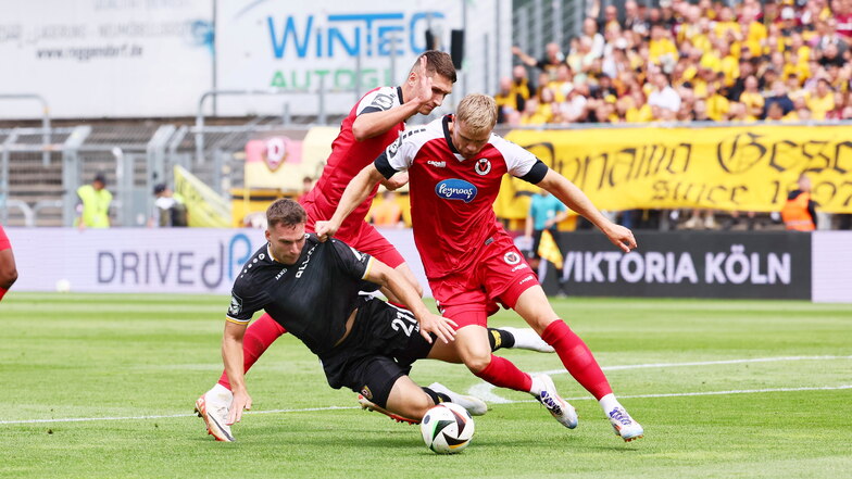 Gegen seinen Ex-Klub kann sich Dynamo-Stürmer Robin Meißner bislang nur selten durchsetzen, hier scheitert er im Duell mit zwei Verteidigern.