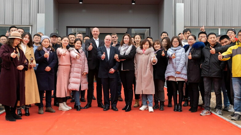 Der Oppacher Maschinenbauer ATN feierte in China kürzlich sein zehnjähriges Bestehen. Mit dabei: China-Chef Uwe Haase (im Anzug Mitte vorn) und André Pusch (links dahinter).