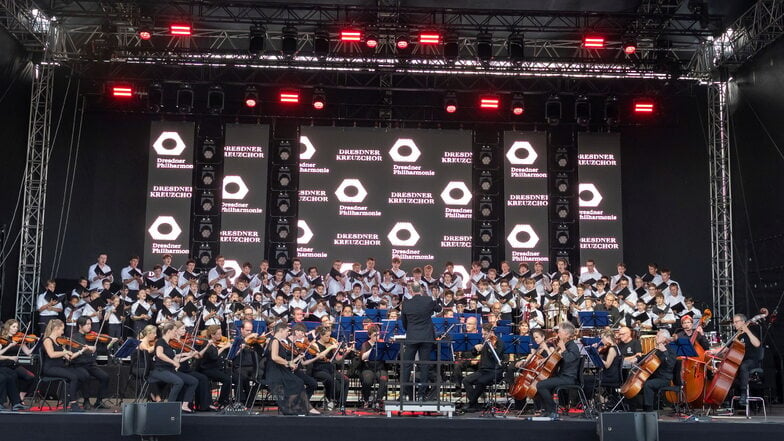 Zur Eröffnung des Stadtfestes Dresden spielte die Philharmonie. Nun steht der Sause nichts mehr im Wege.