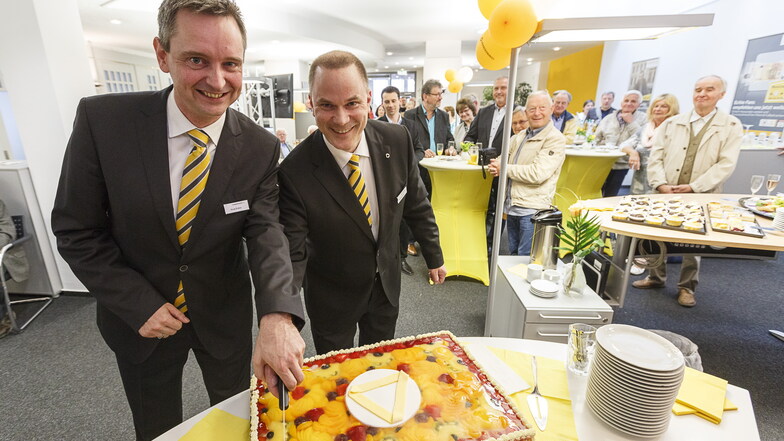 Das waren noch Zeiten: Tortenanschnitt zum 25. Geburtstag der Commerzbank in Görlitz, Torsten Fröde auf der rechten Seite mit seinem Kollegen aus Cottbus.
