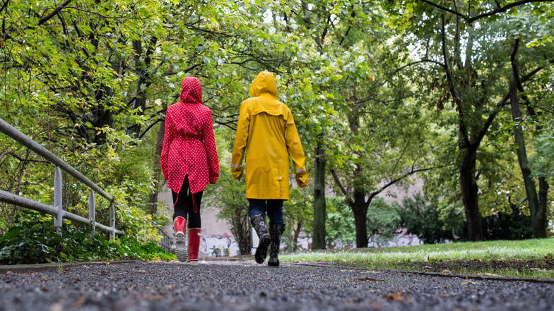 Bei schlechtem Wetter sind Regenjacke und Gummistiefel die Kleidungsstücke der Wahl.