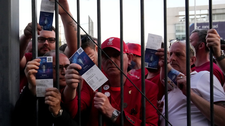 Fans des FC Liverpool zeigen ihre Tickets, mit denen sie nicht ins Stadion kamen - zumindest nicht pünktlich.