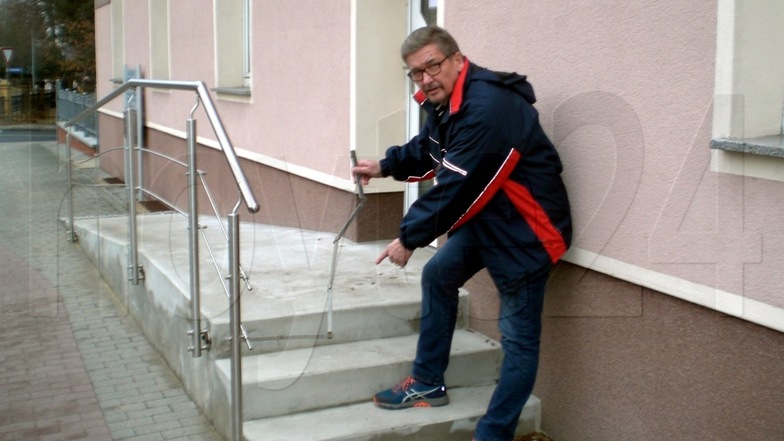 Friseurmeister Arno Asmus an der Behindertenrampe, die sich nicht vollständig auf seinem Grundstück befindet.