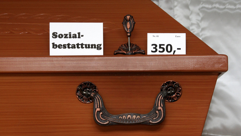 Ein preiswerter Sarg für 350 Euro aus Nadelholz, gedacht für Sozialbestattungen.