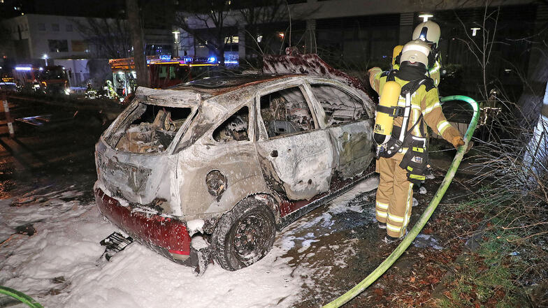 Die Feuerwehr musste am Samstagabend im Dresdner Stadtteil Prohlis einen Autobrand löschen.