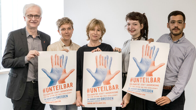 Schauspielerin Corinna Harfouch (m.) und die Mitglieder des Organisationsteams der #unteilbar-Demo zeigen bei einem Pressegespräch vor der bundesweiten Demonstration ihre Plakate.