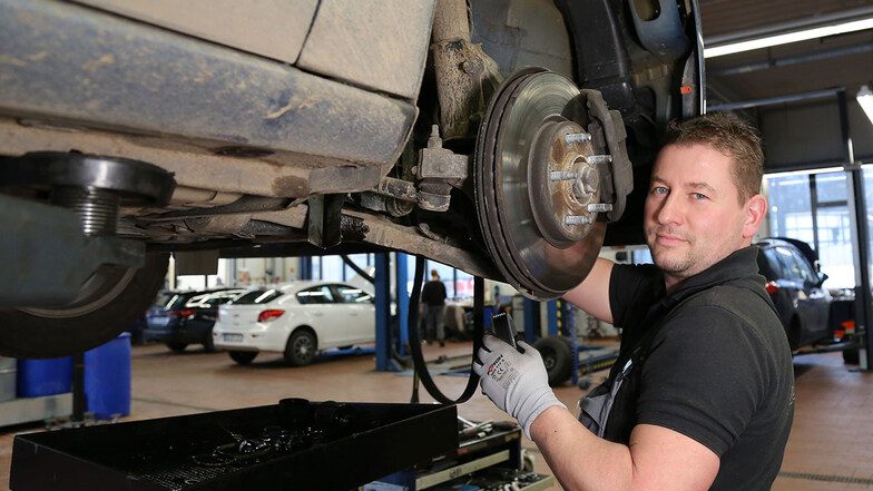 Mechaniker Daniel König freut sich auf seine Kunden und verspricht beste Autohaus-Dresden-Qualität.