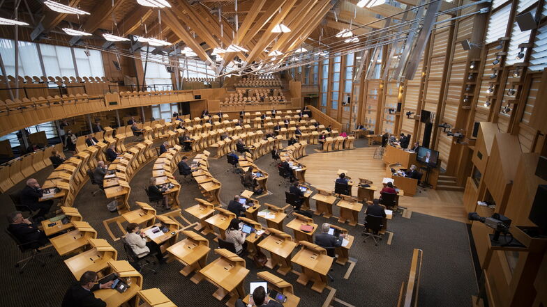 Blick in die Kammer des schottischen Parlaments in Edinburgh während der Debatte über den Misstrauensantrag gegen die Erste Ministerin Sturgeon.