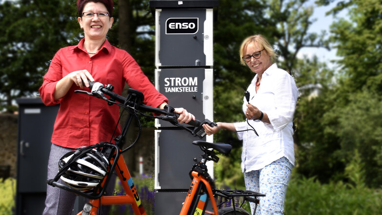 Steffi Kaufmann (li.) von der Enso und die Leiterin des Schlossmuseums Katja Altmann haben die neue E-Bike Ladestation im Schlosspark Klippenstein in Betrieb genommen.