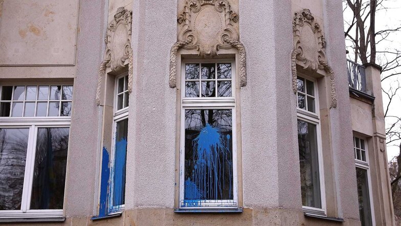 Fenster und Fassade wurden mit blauer Farbe beworfen.