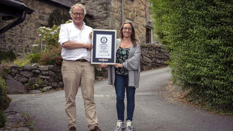 Gwyn Headley (l) und Sarah Badhan in der Straße Ffordd Pen Llech mit einer Urkunde des Guinness-Buches der Rekorde.