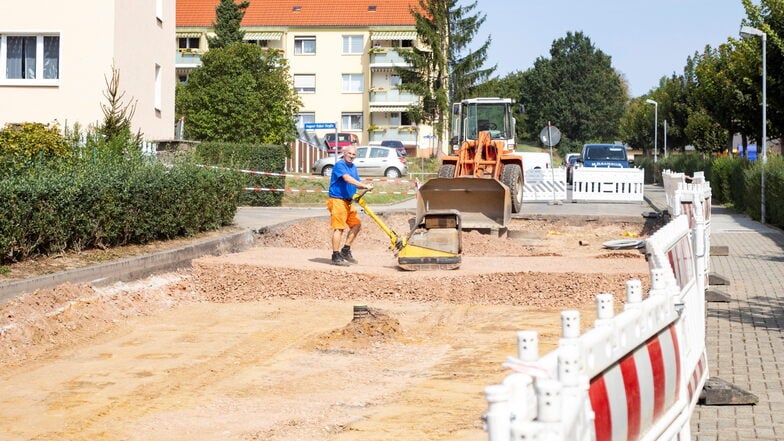 Thomas Friedemann von der Firma Andrä aus Leisnig repariert den Straßenschaden, der im Februar bei Arbeiten fürs schnelle Internet in der Otto-Nuschke-Straße in Roßwein entstanden sind.