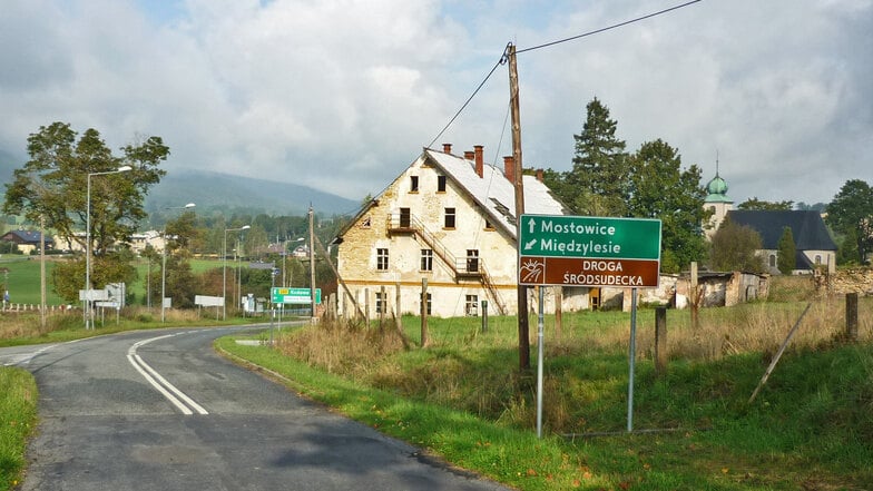 Im Habelschwerdter Gebirge - einem Teil der Sudeten gibt es schon einen Teil der Sudetenstraße (braunes Schild).